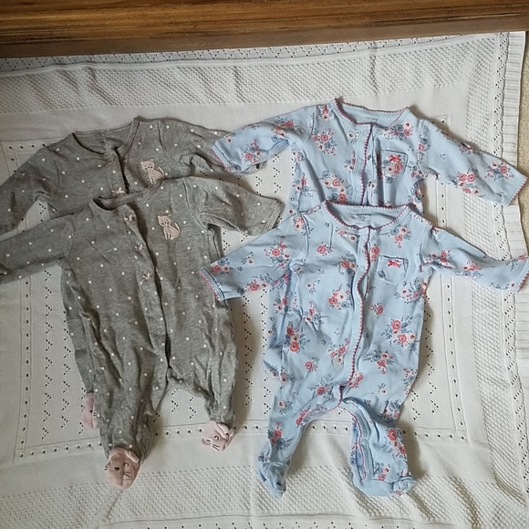 Pajamas for twin girls - Picture 1 of 3